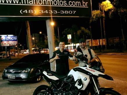 CLIENTE RECEBENDO SUA MOTO