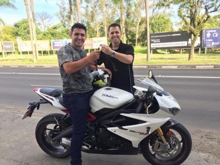 CLIENTE RECEBENDO SUA MOTO