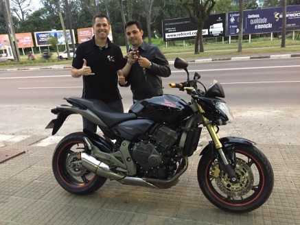 CLIENTE RECEBENDO SUA MOTO