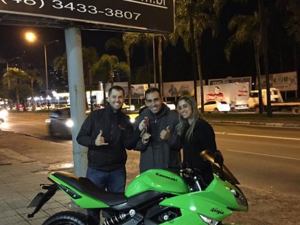 CLIENTES FERNANDO E JAQUELINE RECEBENDO SUA MOTO