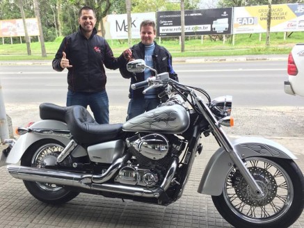 CLIENTE TIAGO RECEBENDO SUA MOTO