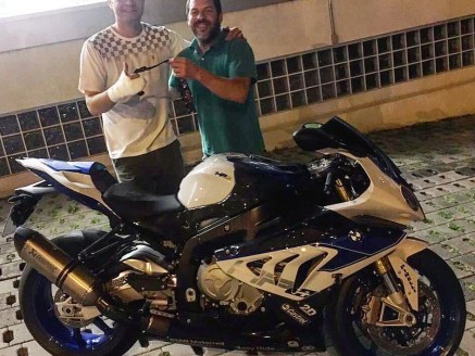 CLIENTE GUSTAVO RECEBENDO SUA MOTO