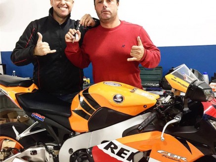 CLIENTE RUDINHO RECEBENDO SUA MOTO