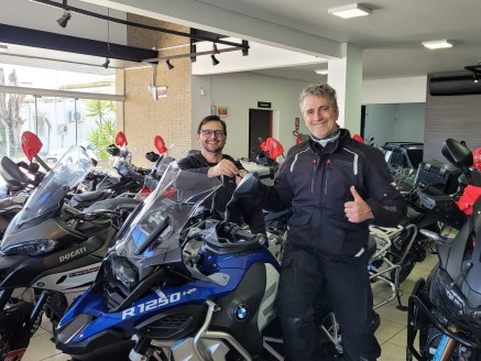 CLIENTE PAULO RECEBENDO SUA MOTO