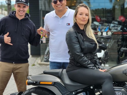 CLIENTES MARCELO E ESPOSA RECEBENDO SUA MOTO