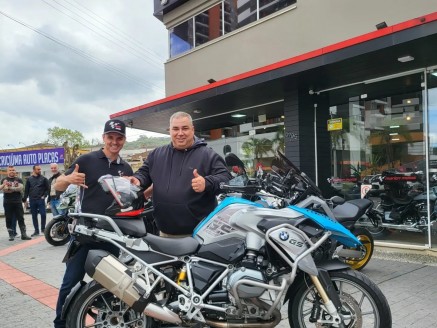 CLIENTE MARTINS RECEBENDO SUA MOTO