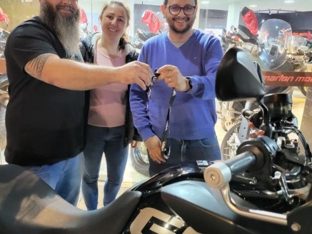 CLIENTE VANIELE RECEBENDO SUA MOTO