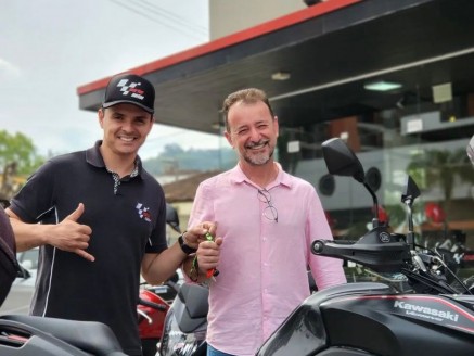 CLIENTE EMERSON RECEBENDO SUA MOTO