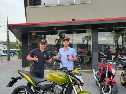 CLIENTE LUAN RECEBENDO SUA MOTO