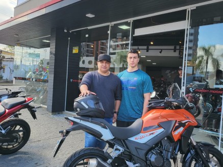 CLIENTE MAURO RECEBENDO SUA MOTO