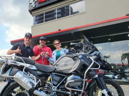 CLIENTES  RODRIGO E LUANA RECEBENDO SUA MOTO