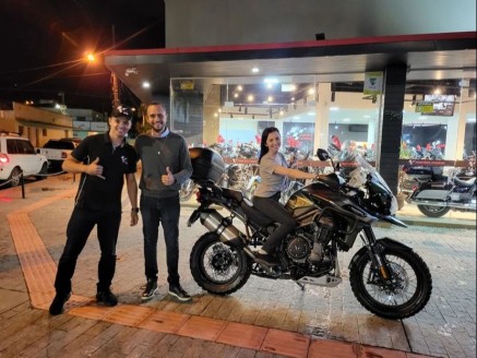 CLIENTES KAGIANE E FERNANDO RECEBENDO SUA MOTO