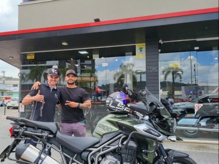 CLIENTE MANOEL RECEBENDO SUA MOTO