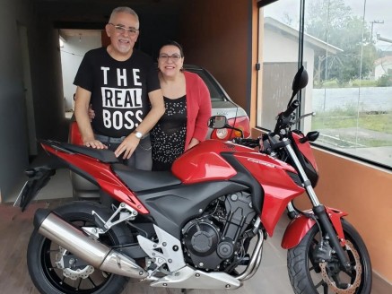 CLIENTES VICTOR E JAQUELINE RECEBENDO SUA MOTO