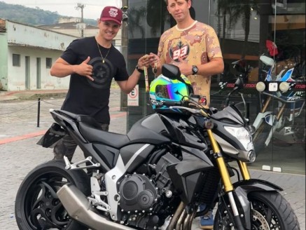 CLIENTE MARLON RECEBENDO SUA MOTO