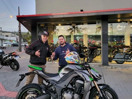 CLIENTE PATRICK RECEBENDO SUA MOTO