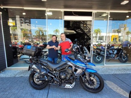 CLIENTE WOLNEY RECEBENDO SUA MOTO