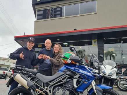 CLIENTES VANUZA E FABIANO RECEBENDO SUA MOTO