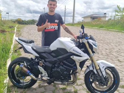 CLIENTE LUIS RECEBENDO SUA MOTO