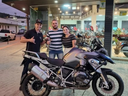 CLIENTE MOACIR RECEBENDO SUA MOTO