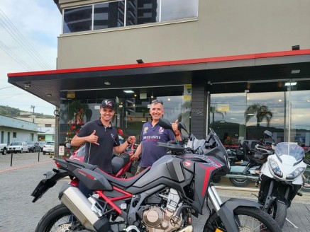 CLIENTE CARACE RECEBENDO SUA MOTO