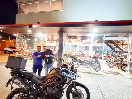 CLIENTE RICHARD RECEBENDO SUA MOTO