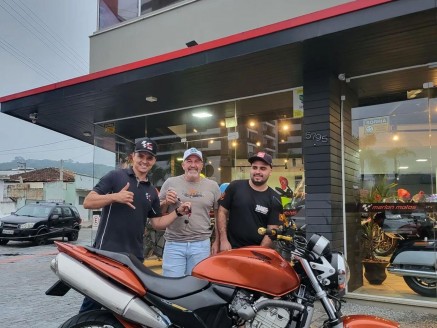 CLIENTE MAURICIO RECEBENDO SUA MOTO