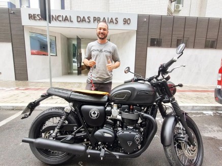 CLIENTES RAFAEL E MARLON RECEBENDO SUA MOTO