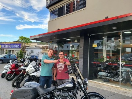 CLIENTE RENATO RECEBENDO SUA MOTO