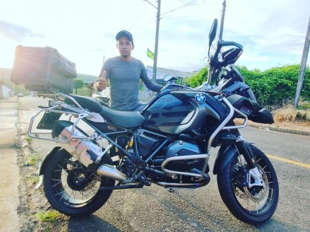 CLIENTE VANDERLEI RECEBENDO SUA MOTO