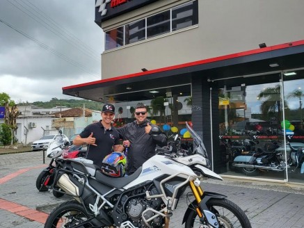 CLIENTE RODRIGO RECEBENDO SUA MOTO