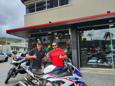 CLIENTE ERALDO RECEBENDO SUA MOTO