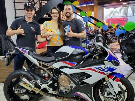 CLIENTES JOSÉ E ISA BORK RECEBENDO SUA MOTO