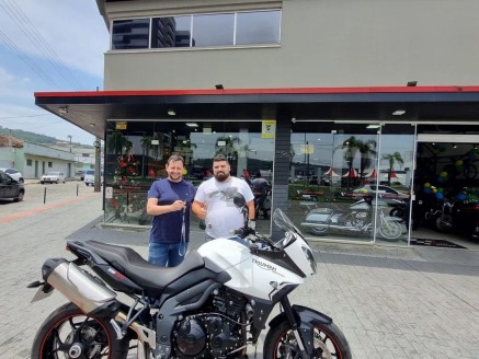 CLIENTE WAGNER RECEBENDO SUA MOTO