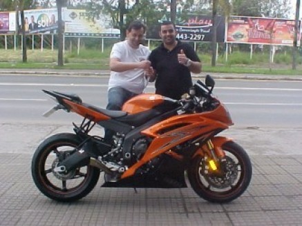 Cliente recebendo sua moto