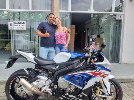 CLIENTES EVANDRO E ANA PAULA RECEBENDO SUA MOTO