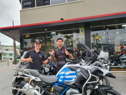 CLIENTE MOISES RECEBENDO SUA MOTO