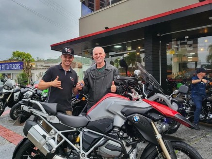 CLIENTE VANDERLEI RECEBENDO SUA MOTO