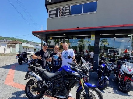CLIENTE NILSON RECEBENDO SUA MOTO