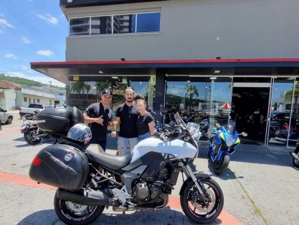 CLIENTE JEFFERSON RECEBENDO SUA MOTO