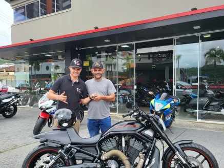 CLIENTE MARCIO RECEBENDO SUA MOTO
