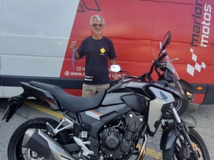 CLIENTE JOSÉ RECEBENDO SUA MOTO