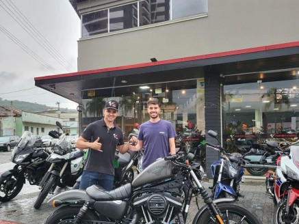 CLIENTE SANDRO  RECEBENDO SUA MOTO