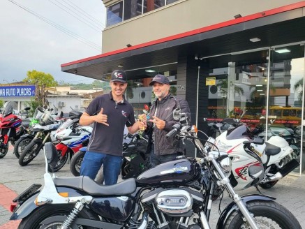 CLIENTE CARLOS RECEBENDO SUA MOTO