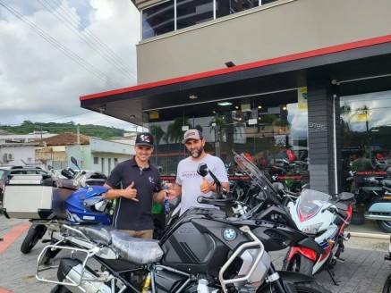 CLIENTE JUNIOR RECEBENDO SUA MOTO