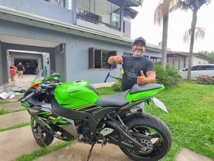 CLIENTES CATIANA E PANCHO RECEBENDO SUA MOTO