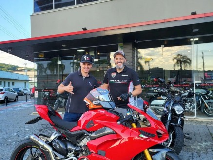 CLIENTE ANDRE RECEBENDO SUA MOTO