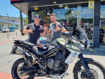 CLIENTE JULIANO RECEBENDO SUA MOTO