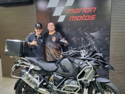 CLIENTE FAUSTO RECEBENDO SUA MOTO