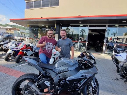 CLIENTE LUCIANO RECEBENDO SUA MOTO